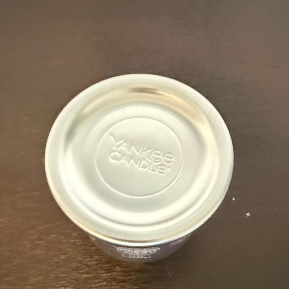 NWT Yankee Candle Lilac Blossoms Purple Jar 4.3oz - Picture 2 of 3